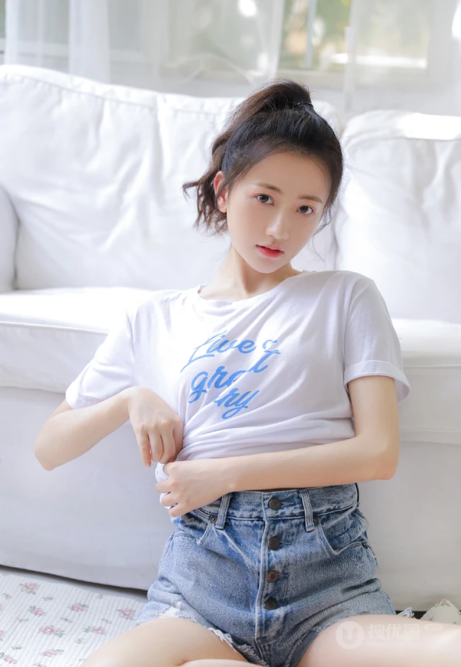 大眼睛双眼皮清新单马尾女生休闲白T牛仔短裤室内气质写真