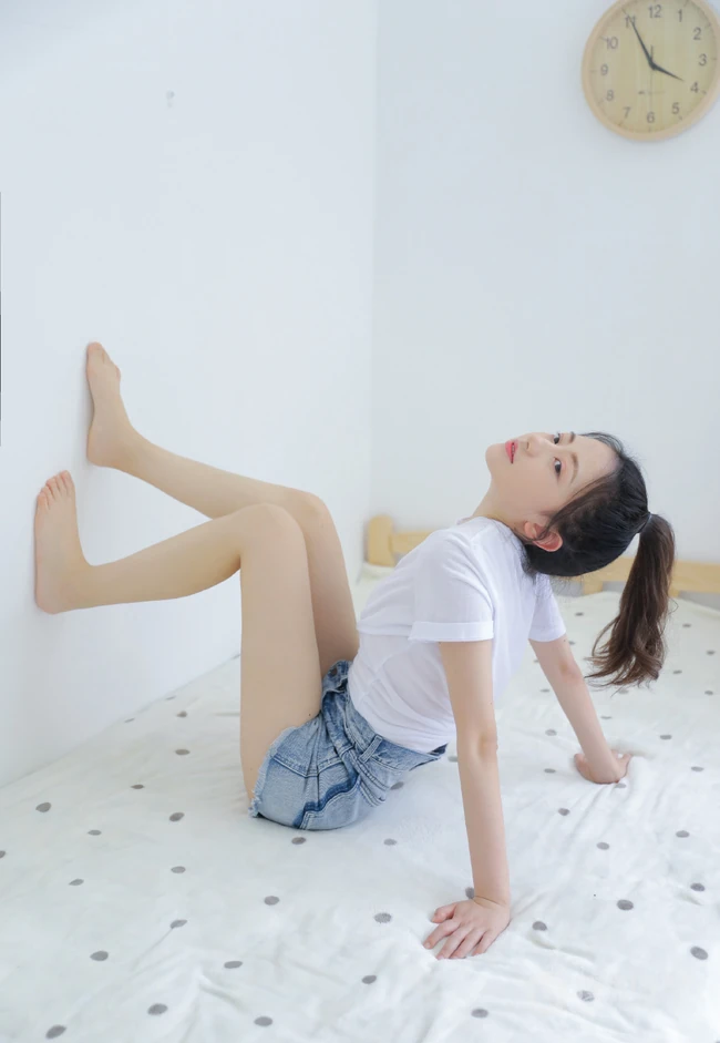 大眼睛双眼皮清新单马尾女生休闲白T牛仔短裤室内气质写真