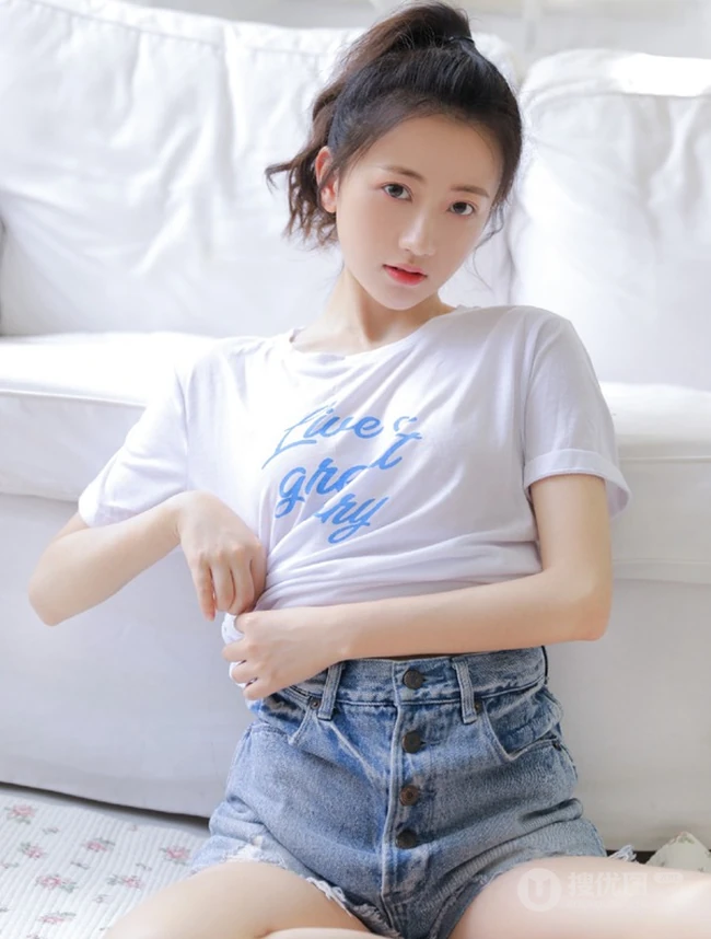 大眼睛双眼皮清新单马尾女生休闲白T牛仔短裤室内气质写真