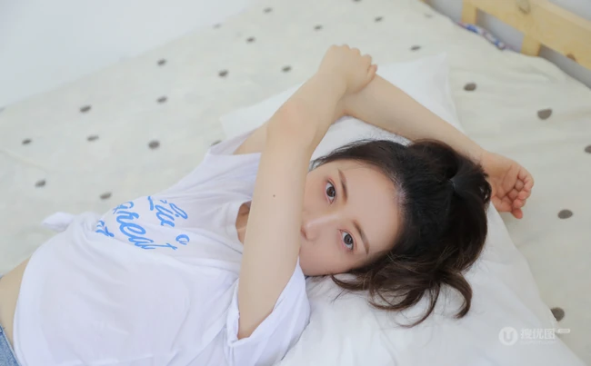 大眼睛双眼皮清新单马尾女生休闲白T牛仔短裤室内气质写真