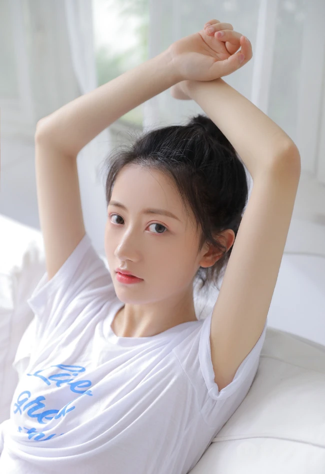 大眼睛双眼皮清新单马尾女生休闲白T牛仔短裤室内气质写真