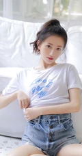 大眼睛双眼皮清新单马尾女生休闲白T牛仔短裤室内气质写真
