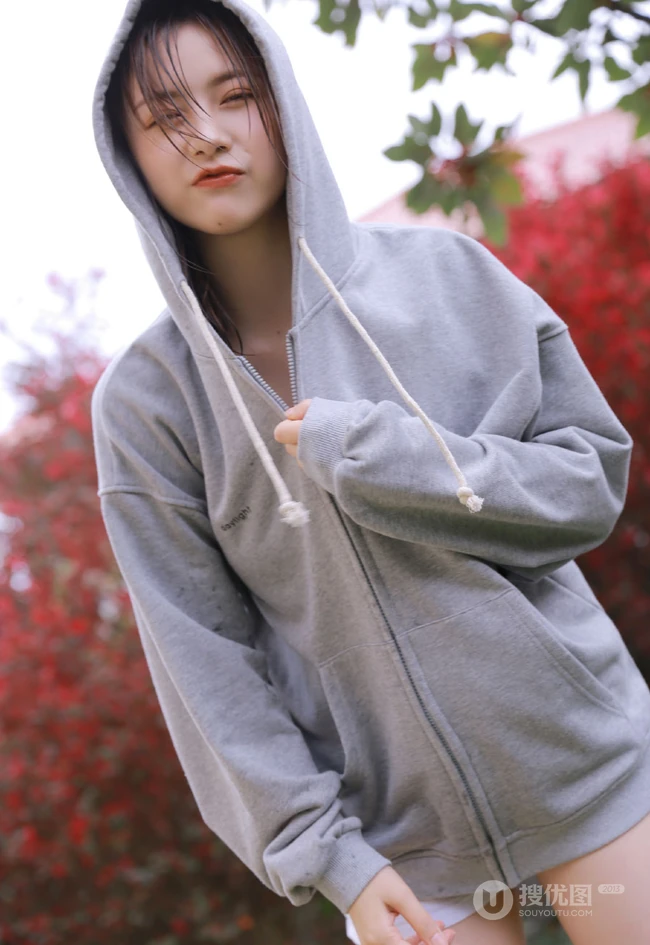 活力十足卫衣短裤元气少女户外清新清新写真图片