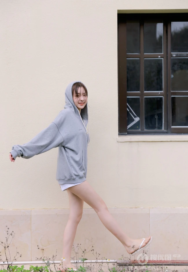 活力十足卫衣短裤元气少女户外清新清新写真图片