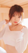 清新可爱线条女生桜桃喵白衣白袜气质夹腿室内写真图片集