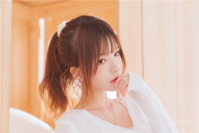 清新可爱线条女生桜桃喵白衣白袜气质夹腿室内写真图片集