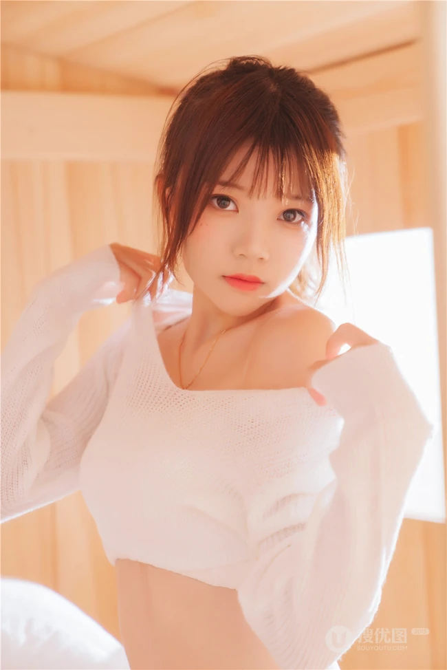 清新可爱线条女生桜桃喵白衣白袜气质夹腿室内写真图片集