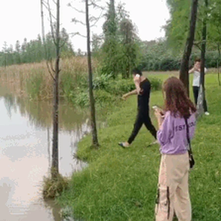 在河边撩妹失败的搞笑动态图片