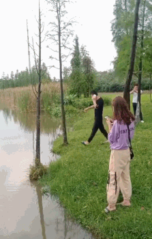 在河边撩妹失败的搞笑动态图片