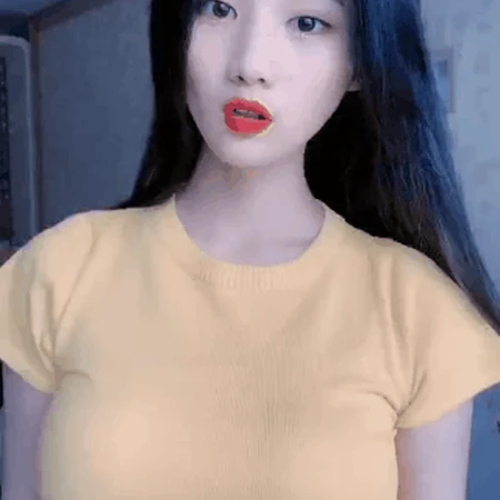 五官清秀的小姐姐好看的动态图片