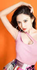 古力娜扎肩带背心花裙气质优雅室内棚拍写真图片