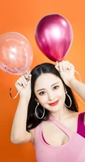 古力娜扎肩带背心花裙气质优雅室内棚拍写真图片