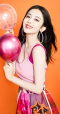 古力娜扎肩带背心花裙气质优雅室内棚拍写真图片