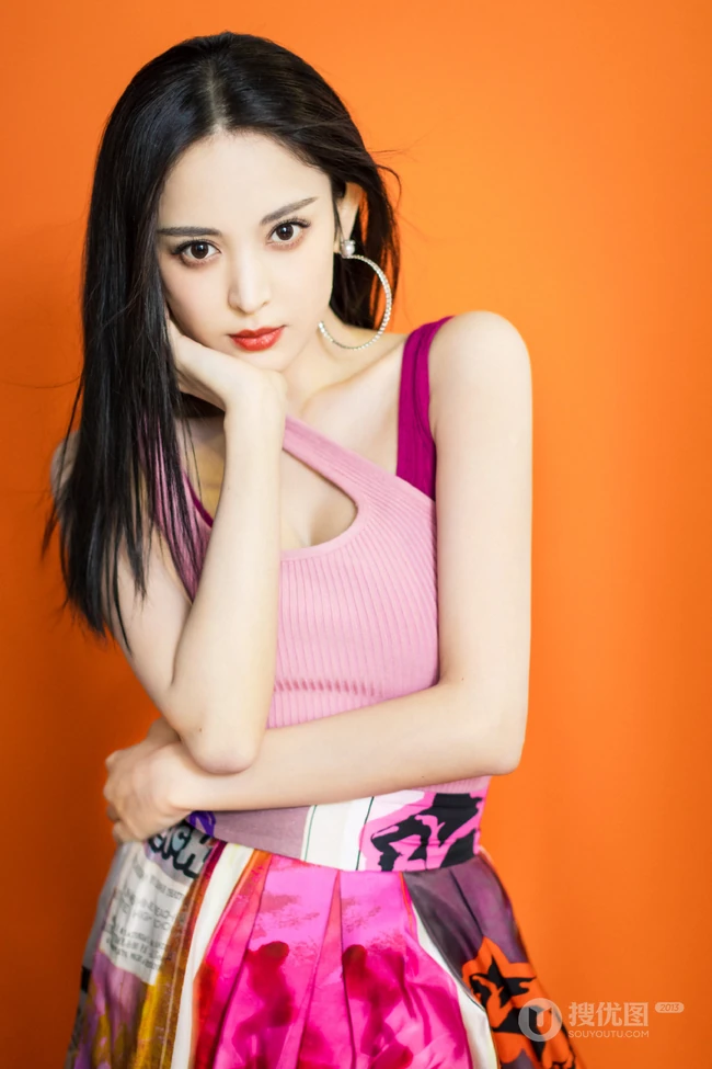 古力娜扎肩带背心花裙气质优雅室内棚拍写真图片