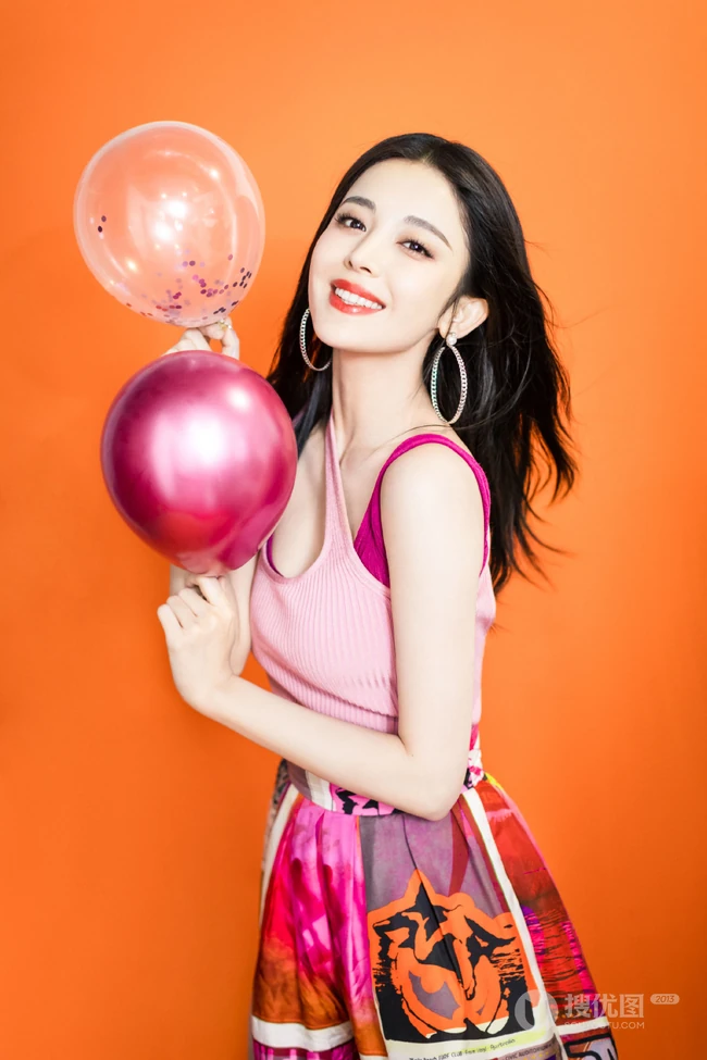 古力娜扎肩带背心花裙气质优雅室内棚拍写真图片