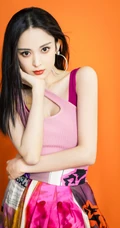 古力娜扎肩带背心花裙气质优雅室内棚拍写真图片