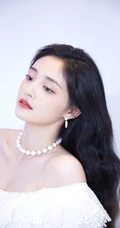 周洁琼白色礼裙长裙优雅知性高清微距写真图片