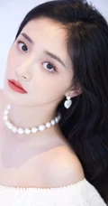 周洁琼白色礼裙长裙优雅知性高清微距写真图片