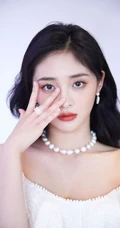 周洁琼白色礼裙长裙优雅知性高清微距写真图片