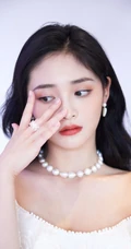 周洁琼白色礼裙长裙优雅知性高清微距写真图片
