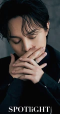 尹正不同服饰成熟魅力写真杂志图片