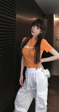 李小璐染发发型齐刘海加丸子头气质生活照显完美纤细线条图片