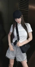 李小璐染发发型齐刘海加丸子头气质生活照显完美纤细线条图片