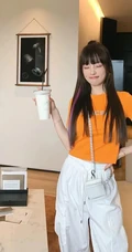 李小璐染发发型齐刘海加丸子头气质生活照显完美纤细线条图片