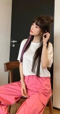 李小璐染发发型齐刘海加丸子头气质生活照显完美纤细线条图片