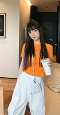 李小璐染发发型齐刘海加丸子头气质生活照显完美纤细线条图片