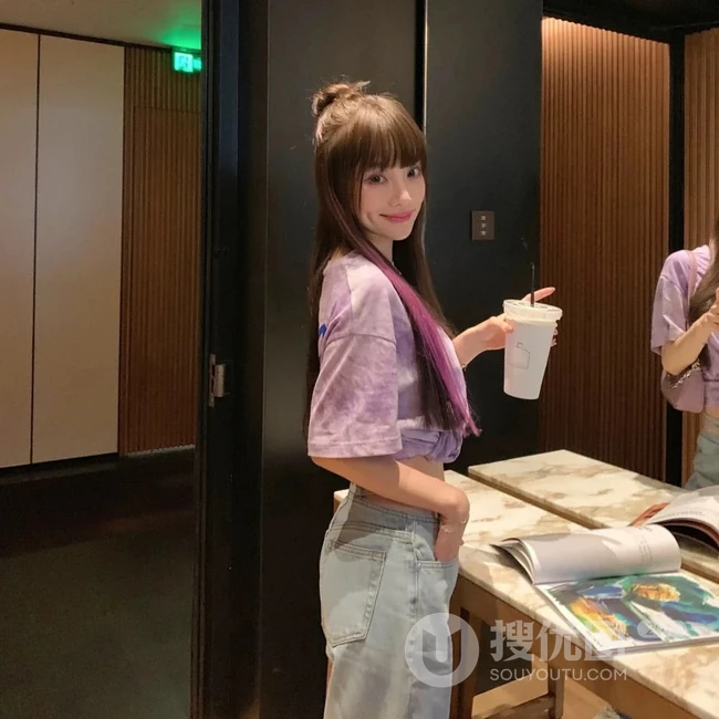 李小璐染发发型齐刘海加丸子头气质生活照显完美纤细线条图片
