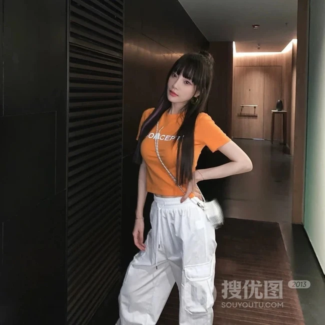 李小璐染发发型齐刘海加丸子头气质生活照显完美纤细线条图片