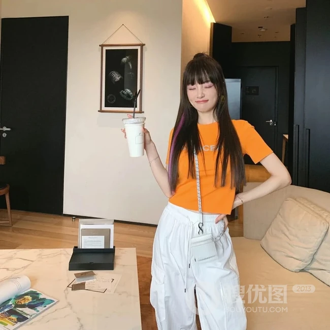 李小璐染发发型齐刘海加丸子头气质生活照显完美纤细线条图片