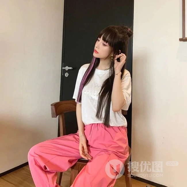李小璐染发发型齐刘海加丸子头气质生活照显完美纤细线条图片