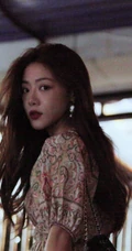 邓家佳长发柔美妩媚动人街拍写真图片