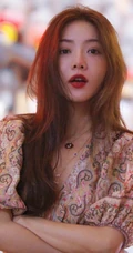 邓家佳长发柔美妩媚动人街拍写真图片