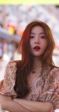 邓家佳长发柔美妩媚动人街拍写真图片