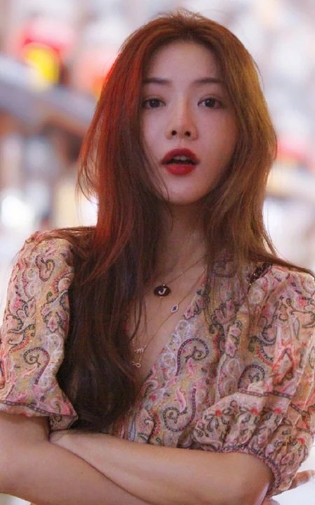邓家佳长发柔美妩媚动人街拍写真图片