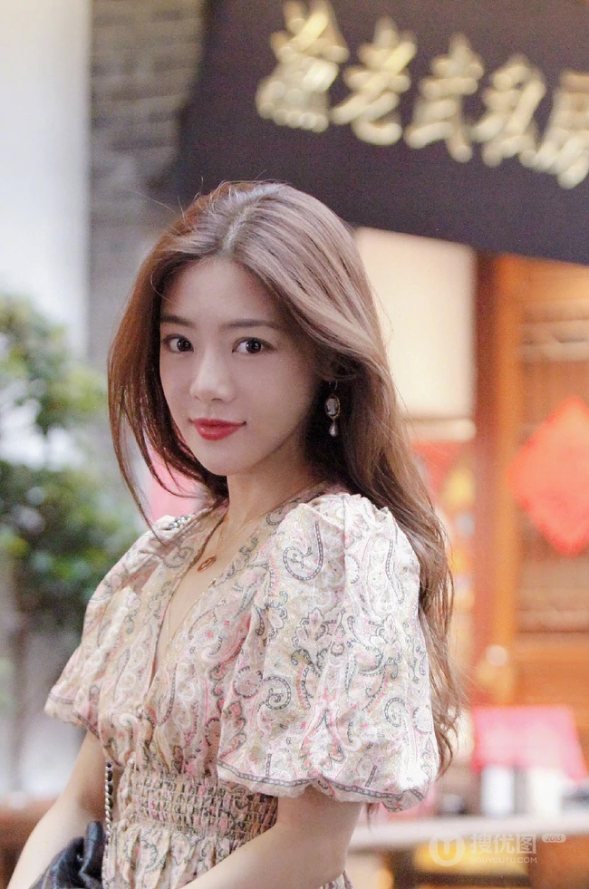 邓家佳长发柔美妩媚动人街拍写真图片