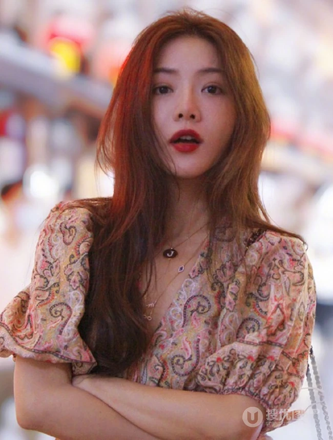 邓家佳长发柔美妩媚动人街拍写真图片