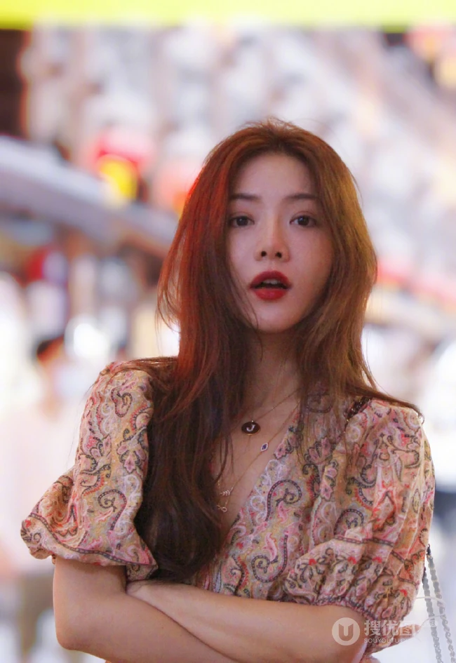 邓家佳长发柔美妩媚动人街拍写真图片