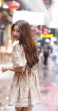 邓家佳长发柔美妩媚动人街拍写真图片