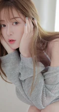 绝美清纯气质女生气质室内，镂空毛衣下的婀娜苗条身材和完美肌肤