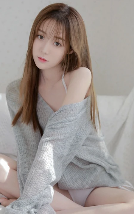 绝美清纯气质女生气质室内，镂空毛衣下的婀娜苗条身材和完美肌肤