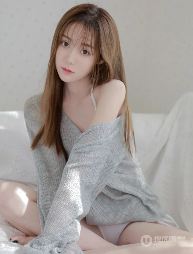 绝美清纯气质女生气质室内，镂空毛衣下的婀娜苗条身材和完美肌肤