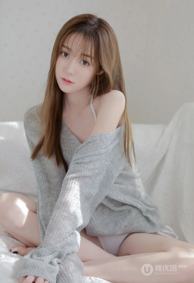 绝美清纯气质女生气质室内，镂空毛衣下的婀娜苗条身材和完美肌肤