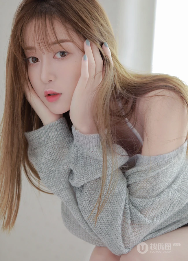 绝美清纯气质女生气质室内，镂空毛衣下的婀娜苗条身材和完美肌肤