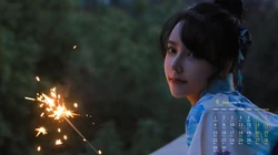 夜幕下玩烟花棒的和服少女，2020年6月美女日历壁纸图片