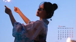 夜幕下玩烟花棒的和服少女，2020年6月美女日历壁纸图片