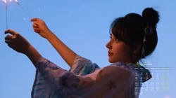 夜幕下玩烟花棒的和服少女，2020年6月美女日历壁纸图片